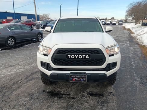Used 2016 Toyota Tacoma SR image 2