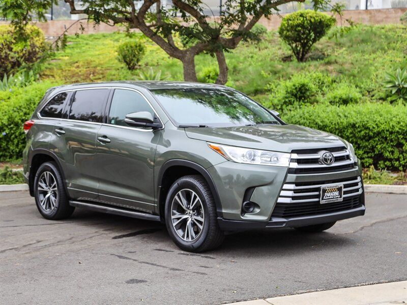 Used 2017 Toyota Highlander LE AWD/4WD image 7