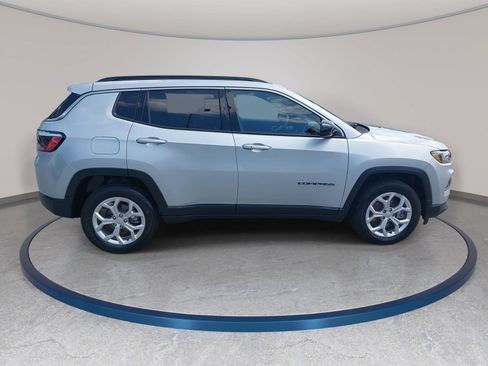 Used 2024 Jeep Compass Latitude AWD/4WD image 4