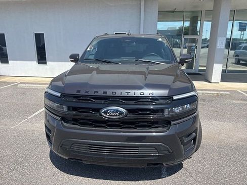 Used 2023 Ford Expedition Limited AWD/4WD image 2