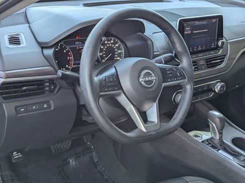 Used 2025 Nissan Altima 2.5 SV FWD image 14