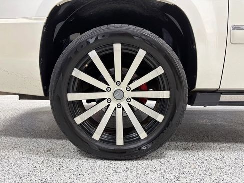 Used 2012 GMC Yukon XL Denali image 16