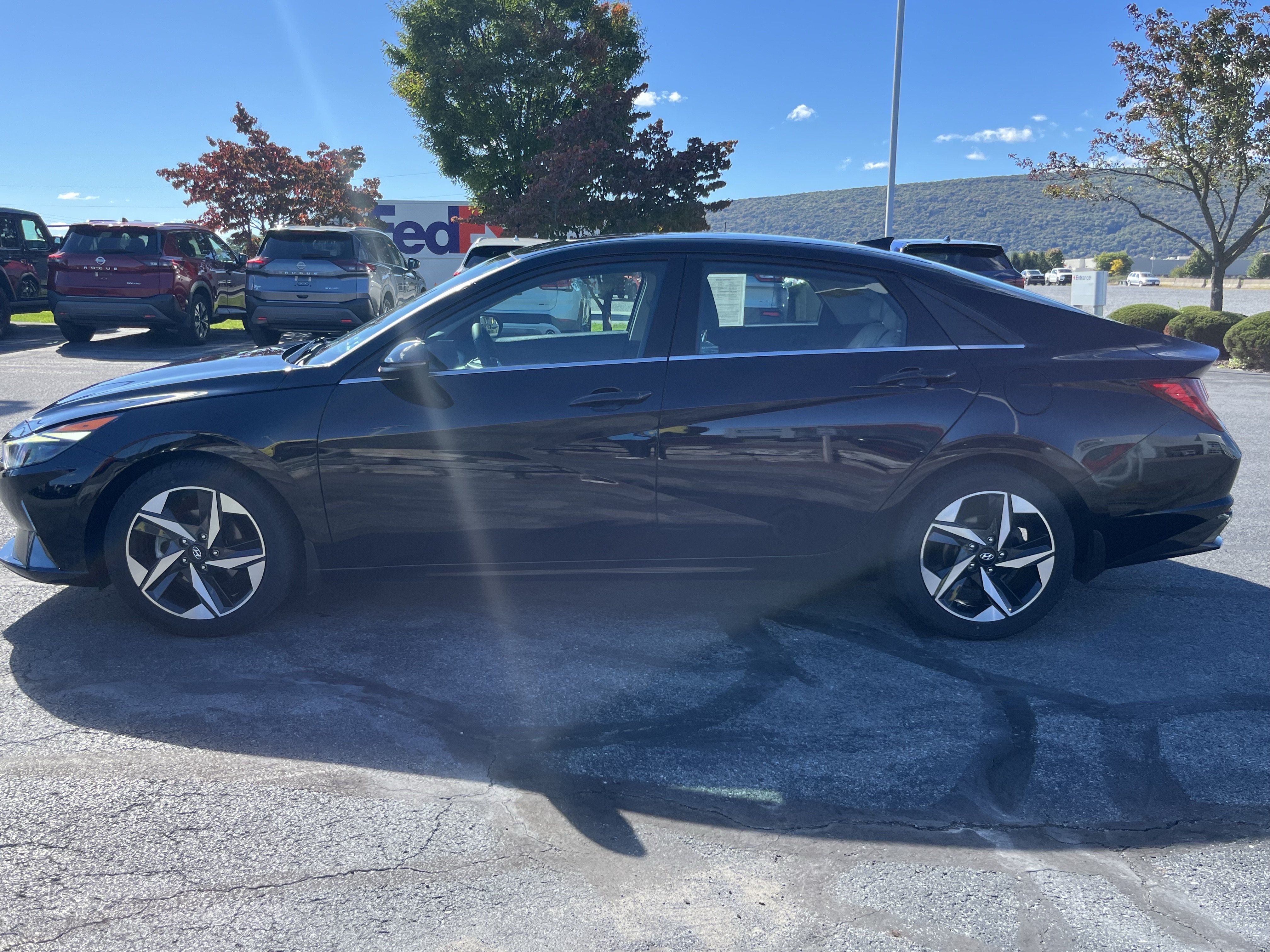 Used 2022 Hyundai Elantra Limited FWD image 9