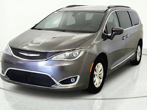 Used 2017 Chrysler Pacifica Touring-L FWD image 3