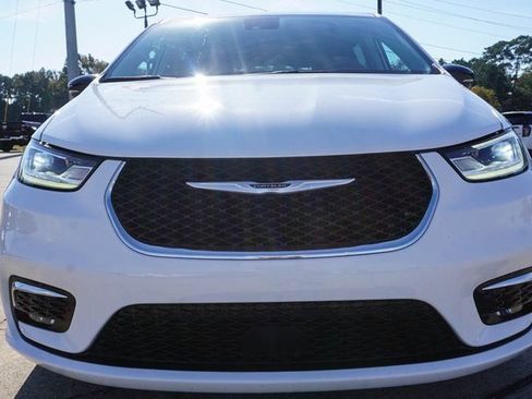 Used 2024 Chrysler Pacifica Touring-L image 17