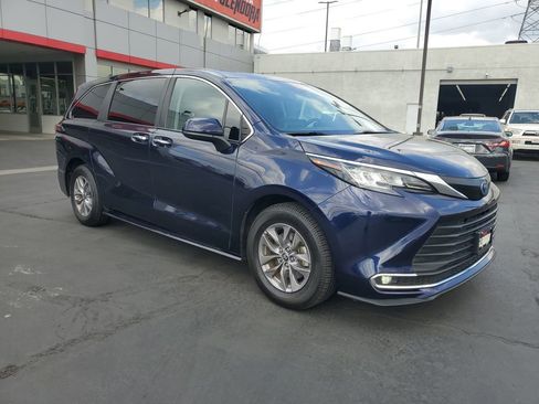 Used 2022 Toyota Sienna XLE image 35