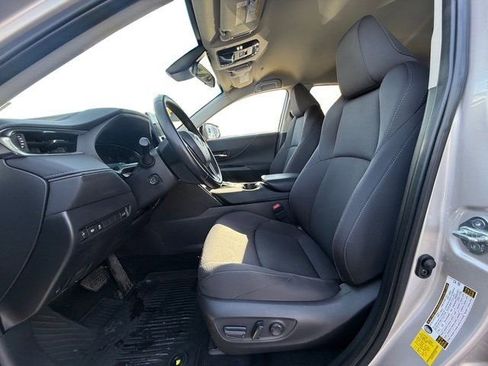 Used 2023 Toyota Venza LE image 11
