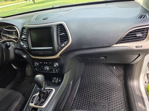 Used 2016 Jeep Cherokee Latitude w/ Cold Weather Group AWD/4WD image 13