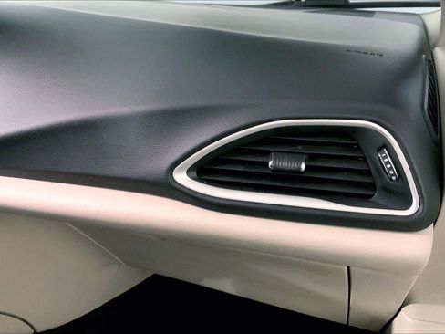 Used 2023 Chrysler Pacifica Touring-L image 16