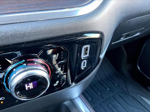 Used 2025 GMC Sierra 2500 SLT w/ SLT Premium Package image 29