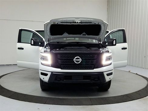 Used 2023 Nissan Titan SV w/ SV Convenience Package image 10