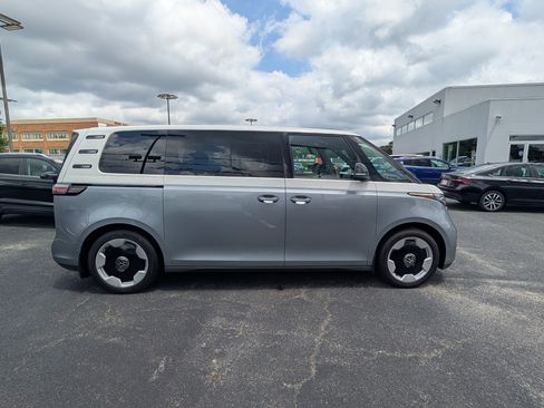 Used 2025 Volkswagen ID. Buzz Pro S Plus w/ Cupholders Package RWD image 2