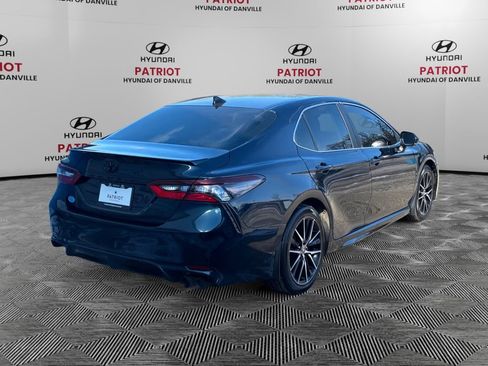 Used 2021 Toyota Camry SE w/ Convenience Package image 3