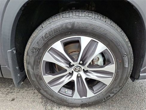 Certified 2023 Toyota Highlander XLE image 8