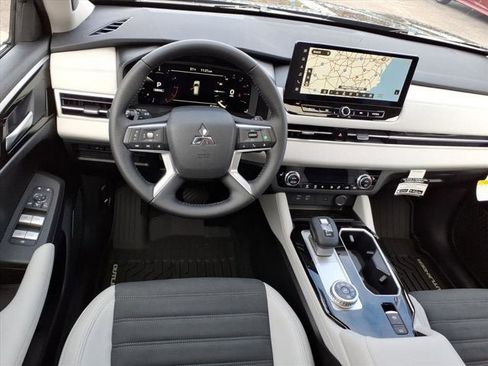 New 2025 Mitsubishi Outlander SE image 8