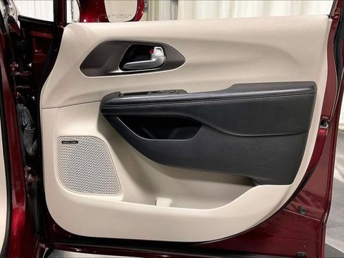 Used 2018 Chrysler Pacifica Limited FWD image 24