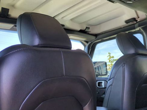 Used 2018 Jeep Wrangler Unlimited Sahara image 15