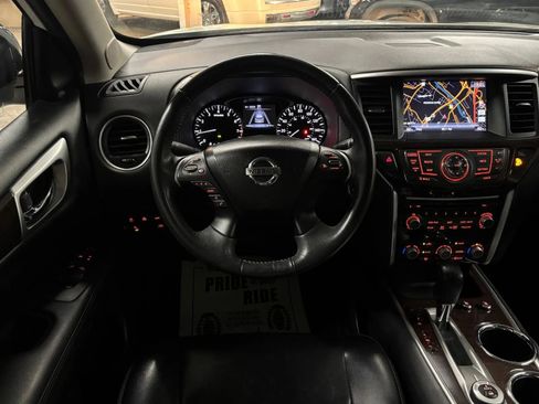 Used 2016 Nissan Pathfinder Platinum image 11