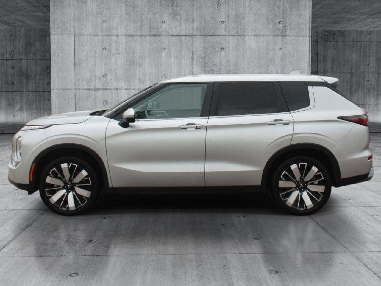 Used 2025 Mitsubishi Outlander SE FWD image 2