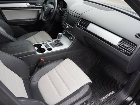 Used 2017 Volkswagen Touareg Wolfsburg Edition AWD/4WD image 22