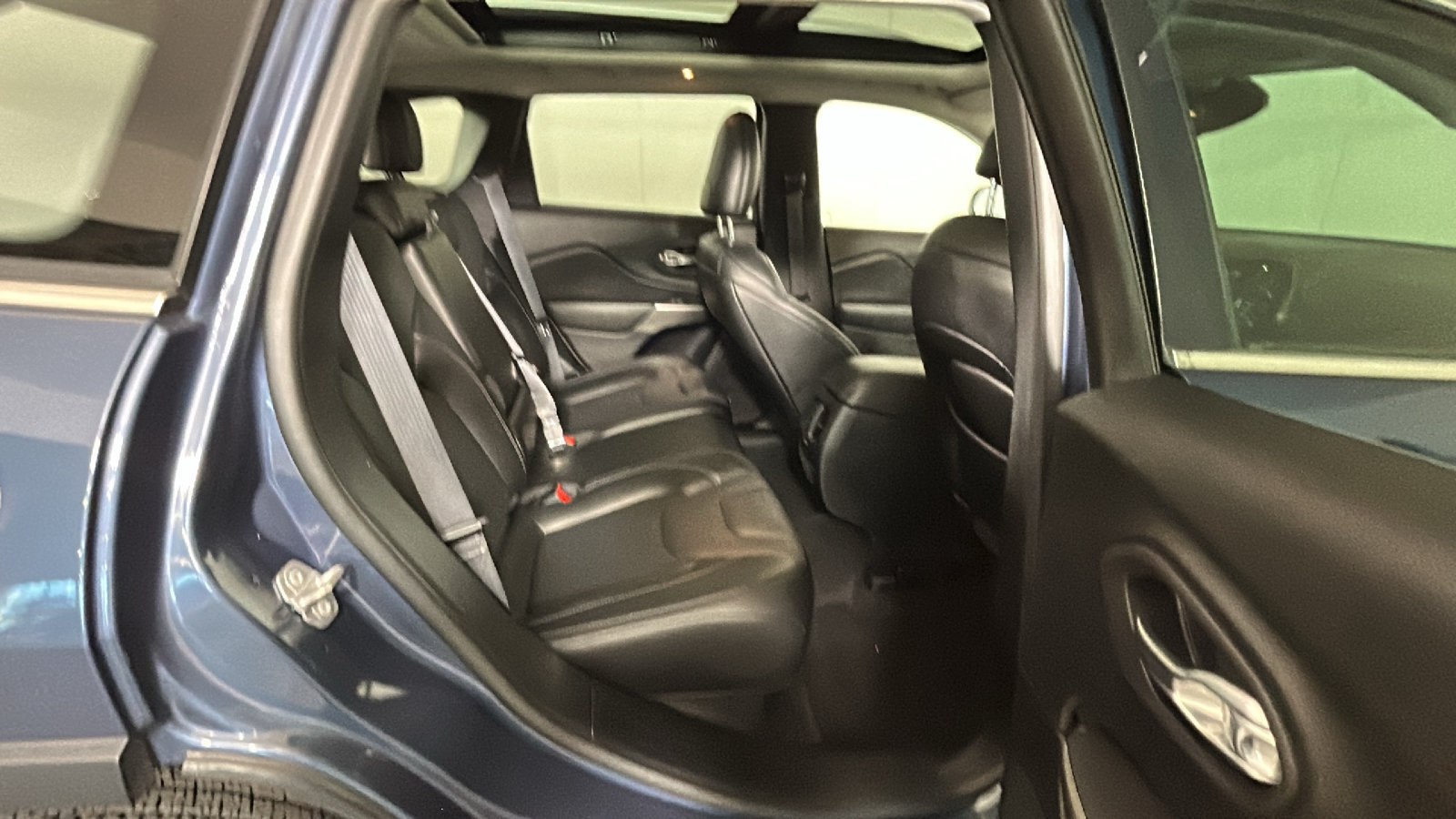 Used 2021 Jeep Cherokee Limited AWD/4WD image 34