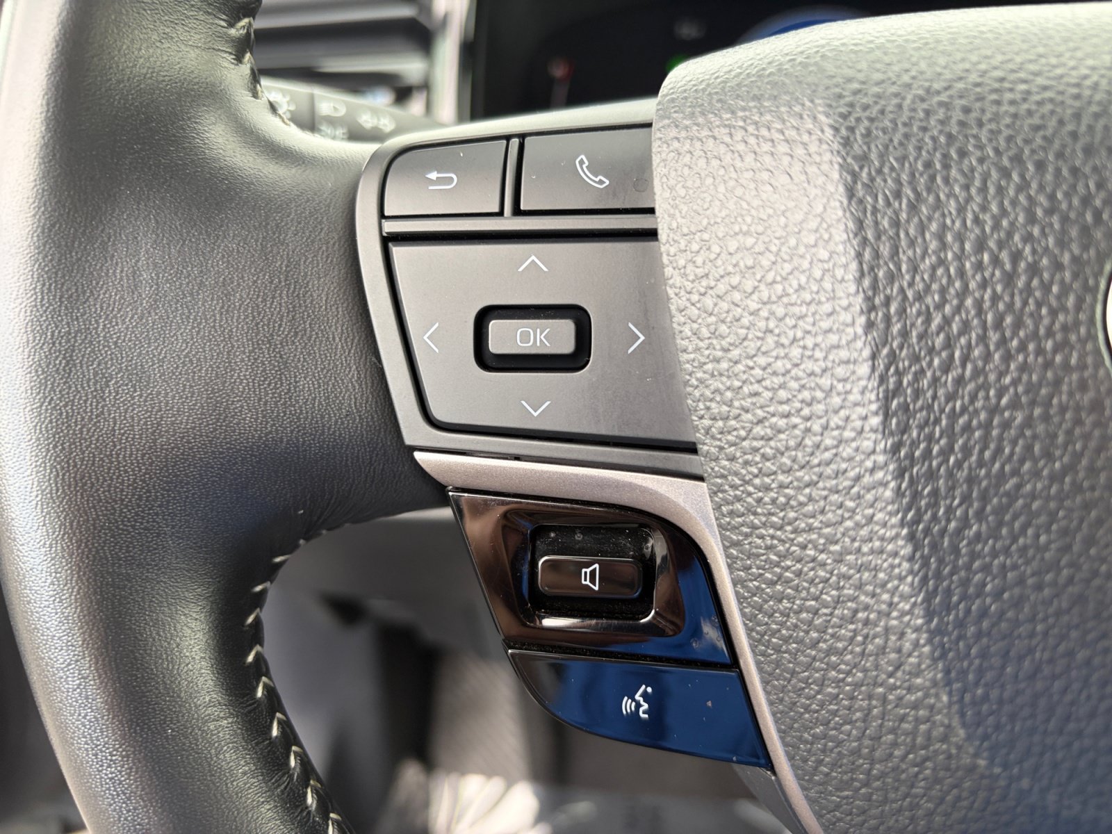 Used 2025 Toyota Camry SE FWD image 14