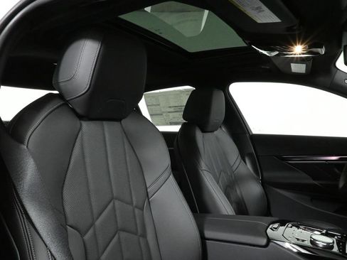 Used 2025 BMW i5 xDrive40 w/ Premium Package image 34