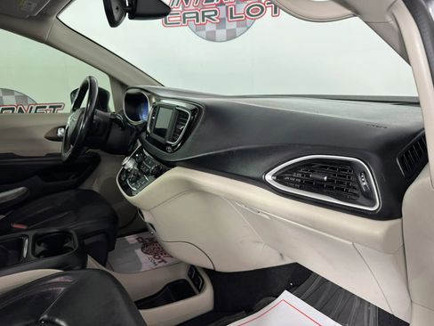 Used 2019 Chrysler Pacifica Touring-L FWD image 11