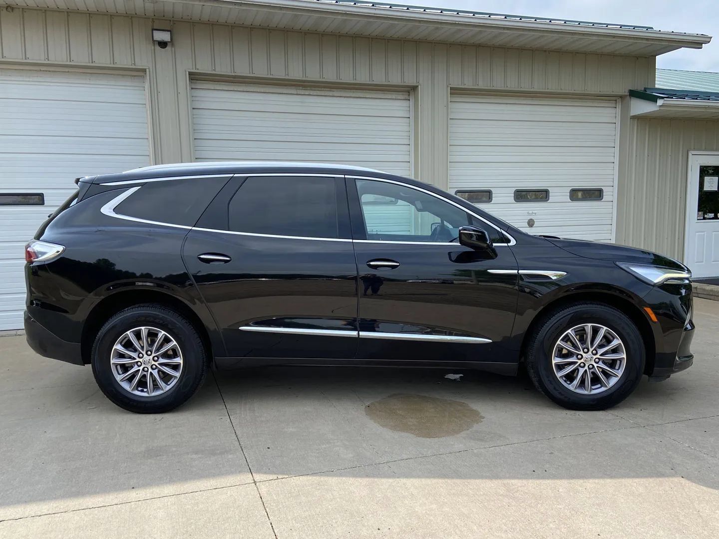 Used 2023 Buick Enclave Essence AWD/4WD image 7