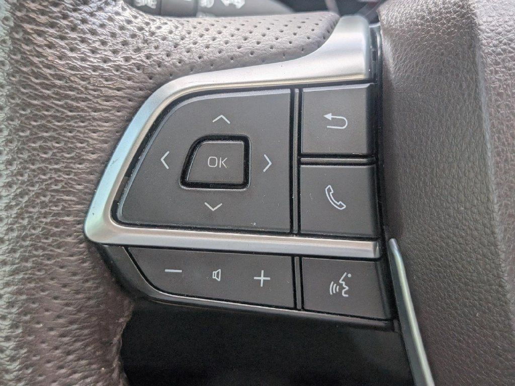 Used 2023 Toyota Sienna Platinum FWD image 24