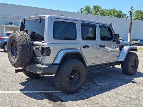 Used 2018 Jeep Wrangler Unlimited Sahara AWD/4WD image 6