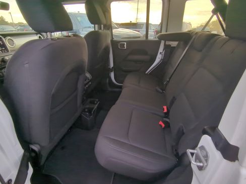 Used 2019 Jeep Wrangler Unlimited Sahara image 13