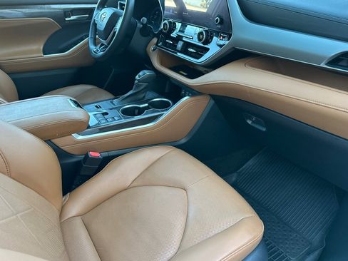 Used 2023 Toyota Highlander Platinum image 16