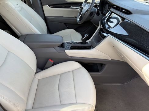 Used 2023 Cadillac XT6 Premium Luxury w/ Technology Package FWD image 7