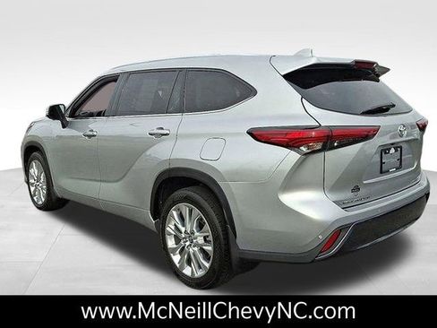 Used 2023 Toyota Highlander L image 6