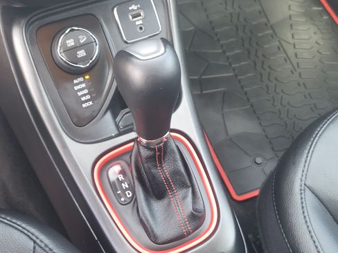 Used 2019 Jeep Compass Trailhawk w/ Leather Interior Group AWD/4WD image 19