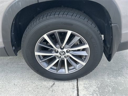 Used 2019 Toyota Highlander XLE image 13