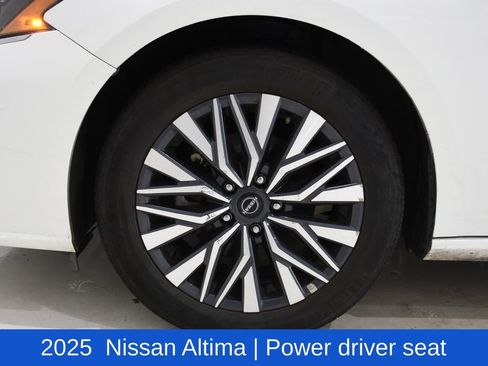 Used 2025 Nissan Altima 2.5 SV FWD image 6