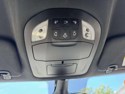 Used 2024 Chrysler Pacifica Limited FWD image 33