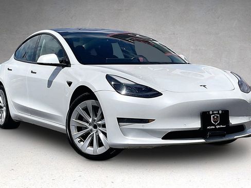 Used 2022 Tesla Model 3 Standard Range image 2