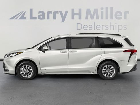 Used 2021 Toyota Sienna XLE image 3