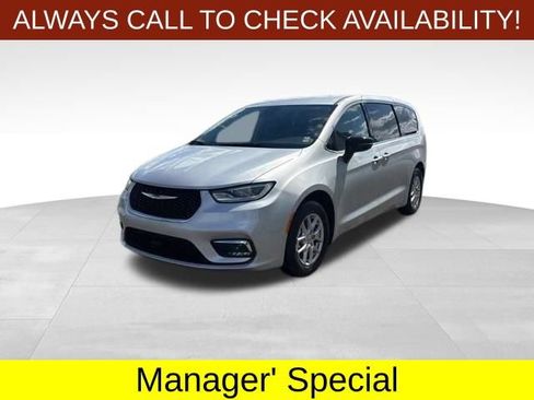 Used 2024 Chrysler Pacifica Touring-L FWD image 3