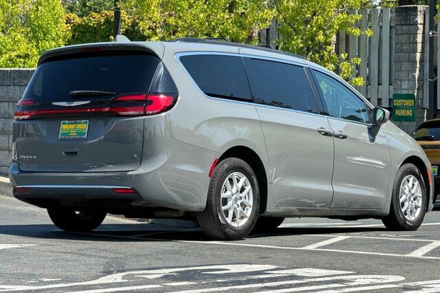 Used 2022 Chrysler Pacifica Touring-L FWD image 4