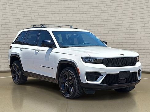 Used 2023 Jeep Grand Cherokee Altitude AWD/4WD image 3