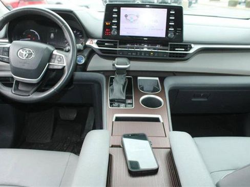 Certified 2024 Toyota Sienna XLE image 11