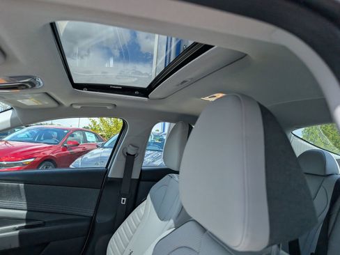 Used 2025 Hyundai Elantra Limited image 6