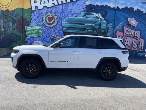 Used 2026 Jeep Grand Cherokee Altitude AWD/4WD image 2