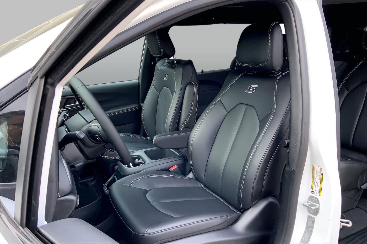 New 2026 Chrysler Pacifica Select w/ S Appearance Package FWD image 9