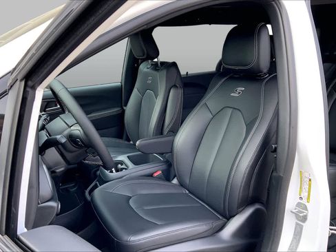 New 2026 Chrysler Pacifica Select w/ S Appearance Package FWD image 9