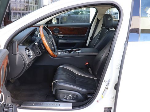 Used 2018 Jaguar XJ R-Sport image 32